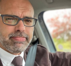 Justiça do DF condena a IstoÉ a indenizar jornalista Allan dos Santos por danos morais
